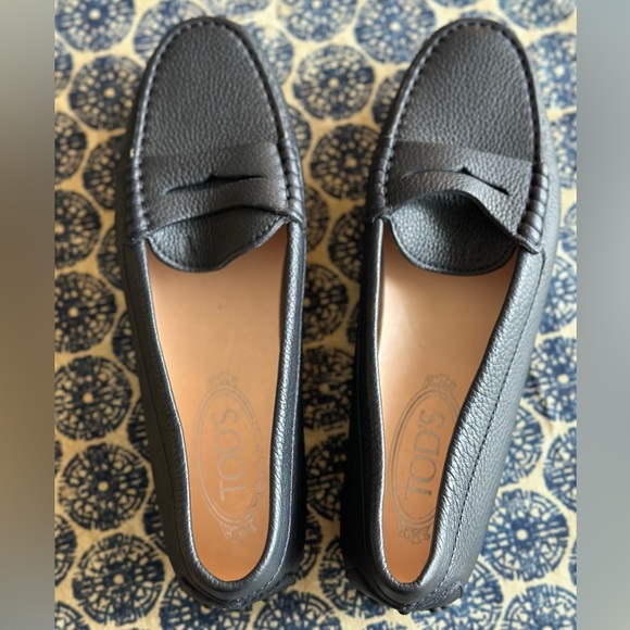Tod’s Classic Loafer in Navy Pebble grain leather - Picture 3 of 10